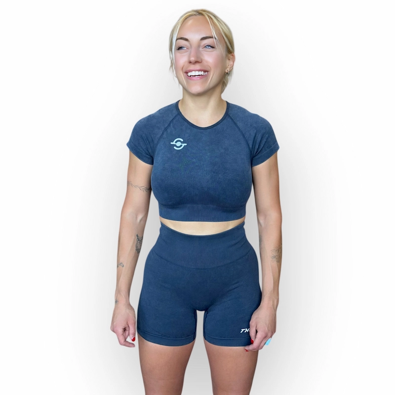 outfit conjunto deportivo crossfit y hyrox mujer gris short y camiseta top
